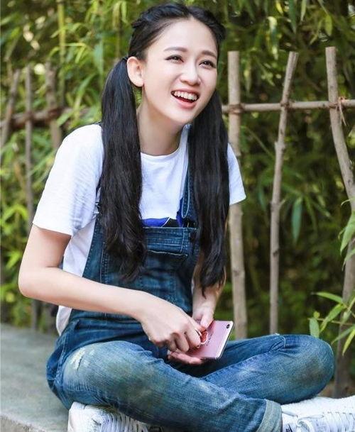 女明星穿背带的照片,女明星演绎复古背带风，魅力四溢