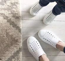 明星洞洞鞋,明星同款！洞洞鞋潮流新风尚